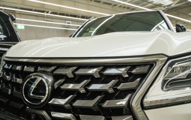 Almaty, Kazakistan - 13 Mart 2025 Lexus LX 5.7 numaralı aracın ön tarafı. Japon otomobil üreticisi                       