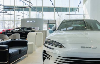 Almaty, Kazakistan - 14 Mart 2025: BYD Song Plus DM-i 'nin önünde sergi salonunda. Çinli otomobil üreticisi                             