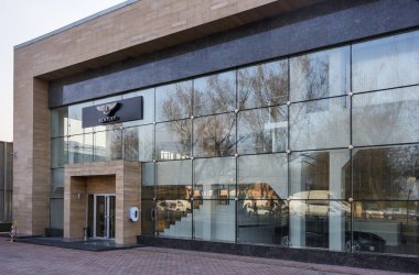 Almaty, Kazakistan - 26 Mart 2025 Bentley araba galerisi. Lüks araba.                       