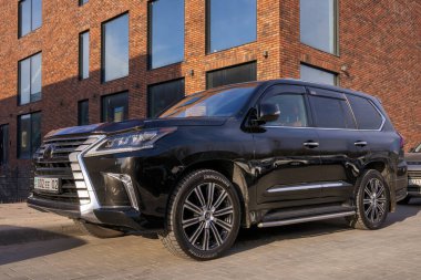 Almaty, Kazakistan - 17 Mart 2025 Lexus LX 570. Japon arabası. Efsanevi SUV                            