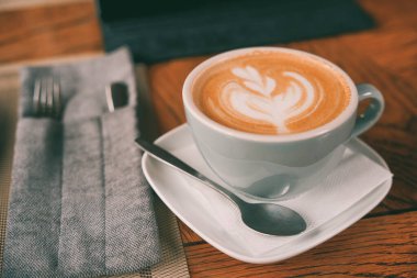 Elinde kaşıkla bir kupa kahve. Mola zamanı.                               