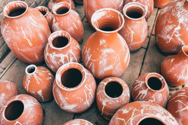 Yerde farklı boyutlarda ve şekillerde kil sürahiler var. Yapı                            