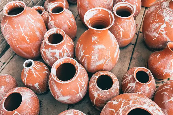 Yerde farklı boyutlarda ve şekillerde kil sürahiler var. Yapı                            