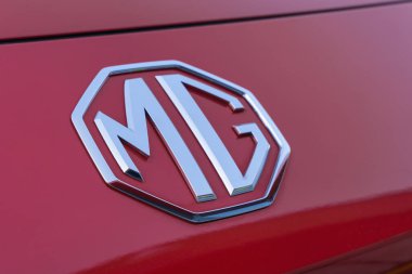 Almaty, Kazakistan - 26 Mart 2025: Kırmızıda krom renkli MG araba logosu. Çin üretimi.                              