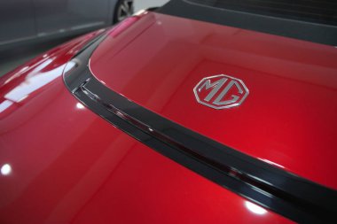 Almaty, Kazakistan - 26 Mart 2025: arka kaputta MG Cyberster logosu. Çin elektrikli arabası                      