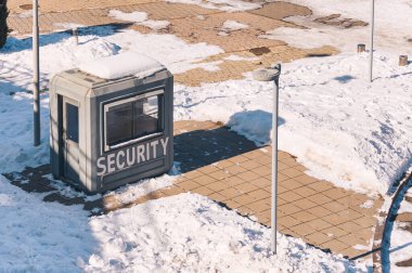 Almaty, Kazakistan - 10 Şubat 2025: park güvenlik kabini. Kamu düzeni. Kış zamanı             