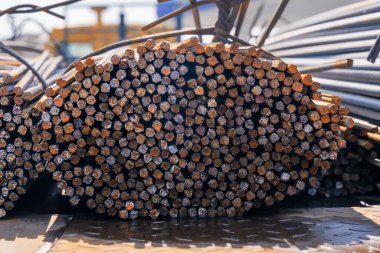 Bir deste yeni destek çubuğu. Yapılar inşa ediliyor                       