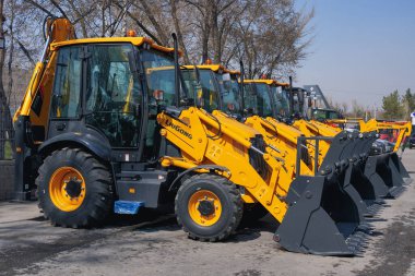 Almaty, Kazakistan - 31 Mart 2025 Liugong kepçeleri otoparkta. İnşaat malzemeleri                         