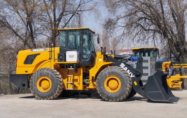 Almaty, Kazakistan - 31 Mart 2025: Mağazanın otoparkındaki Sany Sw956k1 kazıcı. İnşaat malzemeleri                             