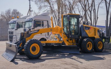 Almaty, Kazakistan - 31 Mart 2025: Mağazanın otoparkındaki Liugong Grader. İnşaat malzemeleri                    