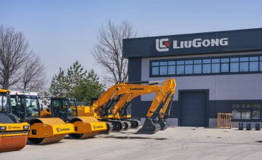 Almaty, Kazakistan - 31 Mart 2025 Liugong Krupiye Merkezi. İnşaat makineleri                          