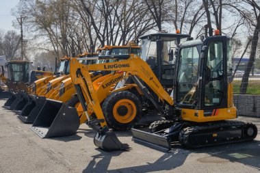 Almaty, Kazakistan - 31 Mart 2025: Mağazanın otoparkında Liugong mini kazıcısı. İnşaat malzemeleri                      