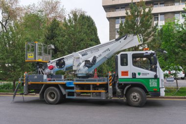 Almaty, Kazakistan - 29 Nisan 2025: Otoparkta teleskopik patlama olan bir inşaat aracı. Bakım ekipmanları                         