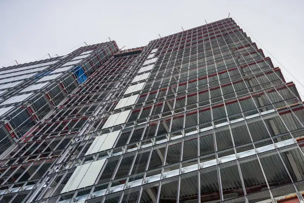 Almaty, Kazakistan - 29 Nisan 2025: Camdan yapılmış gökdelen. Pencerelerin kurulumu                            