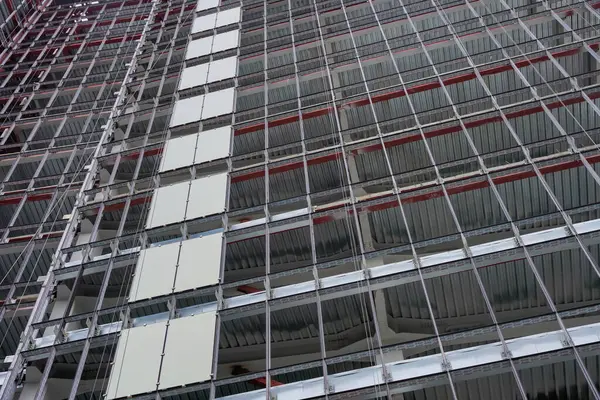 Almaty, Kazakistan - 29 Nisan 2025: Bir binanın ön cephesine bir dizi pencere monte edildi. Yapım aşamasındaki bir nesne                               