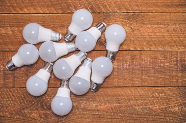 Masanın üzerinde bir yığın LED lamba var. Elektrik tasarrufu                             