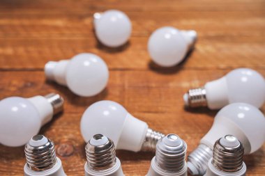 LED lambaların arka planında E27 soketi. Elektrik tasarrufu                               
