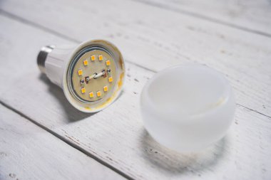 Parçalanmış LED lamba. Elektrik tasarrufu. Elektronik onarım                  