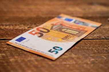 Tahta masadaki 50 Euro 'luk banknot. Avrupa Birliği parası. Merkeze odaklan                             