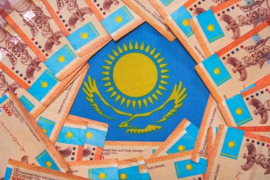 Kazakistan 'ın ulusal bayrağının unsurlarını taşıyan onluk banknotlar. Bütçe parası