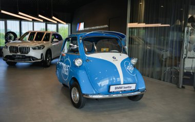 Almaty, Kazakistan - 29 Mayıs 2025: Yeni BMW Isetta sergi salonunda. Alman otomobil üreticisi. Araba satışları                       