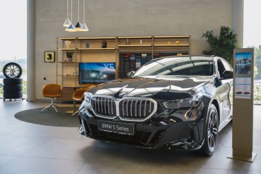 Almaty, Kazakistan - 29 Mayıs 2025: Bir araba galerisinde siyah bir BMW 5 serisi duruyor. Bir Alman otomobil üreticisi. Satılık arabalar.                            