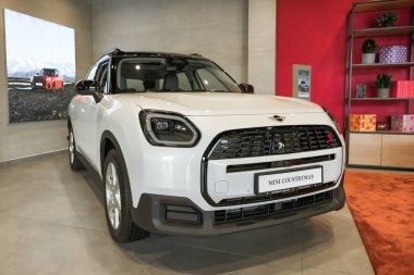 Almaty, Kazakistan - 29 Mayıs 2025: Yeni Mini Cooper S Countryman sergi salonunda duruyor. Araba satışları                       