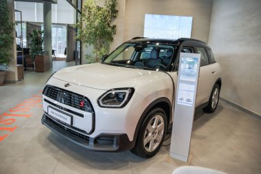Almaty, Kazakistan - 29 Mayıs 2025: yeni Mini Cooper S Countryman sergi salonunda. Alman araba üreticisi. Araba satışları                            