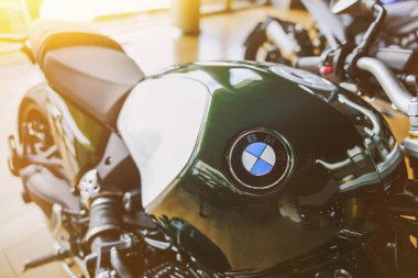 Almaty, Kazakistan - 29 Mayıs 2025: Motosiklet benzin deposunda BMW amblemi. Alman motosikleti                          
