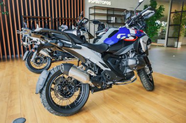 Almaty, Kazakistan - 29 Mayıs 2025: Yeni BMW R 1300 GS GS Ganimet motosikleti sergi salonunda. Alman üretici. Motosiklet satışı                          