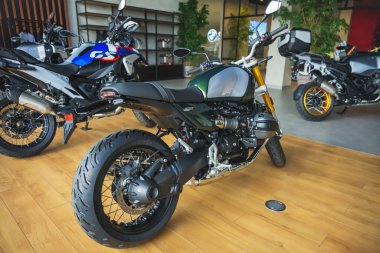 Almaty, Kazakistan - 29 Mayıs 2025: Yeni BMW R 12-99 motorsiklet galeride. Alman üretici. Motosiklet satışları                       