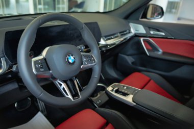 Almaty, Kazakistan - 29 Mayıs 2025: Yeni bmw x1 'in içinde direksiyon kontrolleri. Alman otomobil üreticisi. Araba satışları                           