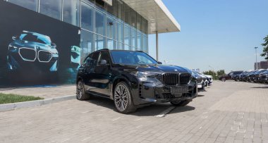 Almaty, Kazakistan - 29 Mayıs 2025: Otomobil merkezinin yanındaki siyah BMW X5. Alman otomobil üreticisi                        