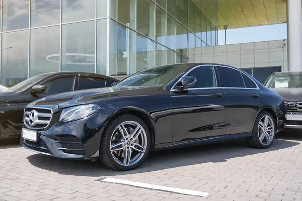 Almaty, Kazakistan - 29 Mayıs 2025: Siyah Mercedes-Benz E-Sınıfı w213 2018 bir otoparkta. Alman otomobil üreticisi                          