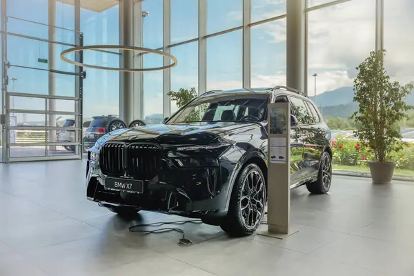 Almaty, Kazakistan - 29 Mayıs 2025: Yeni siyah BMW X7 sergi salonunda. Alman araba üreticisi. Araba satışları                           