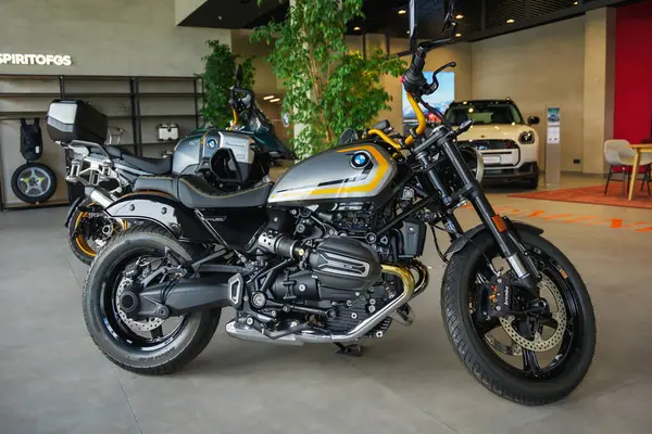 Almaty, Kazakistan - 29 Mayıs 2025: Yeni motosiklet BMW R 12 galeride. Alman üretici. Motosiklet satışı                       