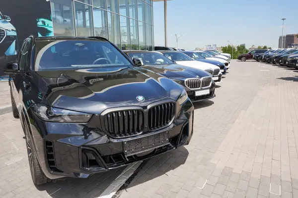 Almaty, Kazakistan - 29 Mayıs 2025: BMW X5 arka arkaya otomobil merkezi yakınlarındaki diğer araçlarla birlikte. Alman otomobil üreticisi                 