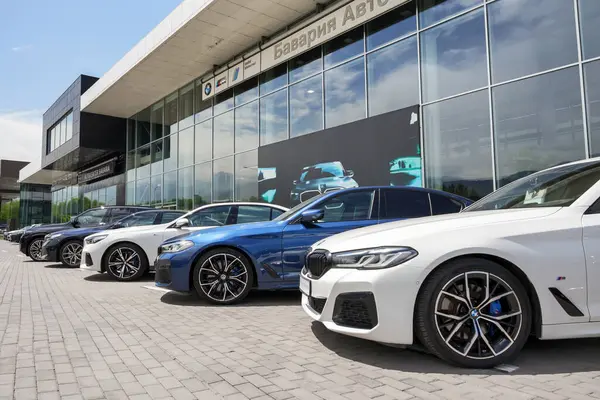 Almaty, Kazakistan - 29 Mayıs 2025: Otomobil merkezi yakınlarındaki BMW arabaları. Alman otomobil üreticisi   