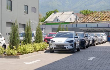 Almaty, Kazakistan - 29 Mayıs 2025: Bir sıra yeni Byd Song artı bir sokak otoparkında dm-i. Çinli otomobil üreticisi                           