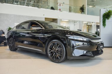 Almaty, Kazakistan - 29 Mayıs 2025: Yeni Byd Han sergi salonunda. Çinli araba üreticisi                          