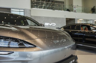 Almaty, Kazakistan - 29 Mayıs 2025: Byd Song 'un önü artı her araba galeride. Çinli otomobil üreticisi                   