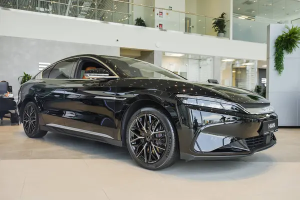 Almaty, Kazakistan - 29 Mayıs 2025: Yeni Byd Han sergi salonunda. Çinli araba üreticisi                          