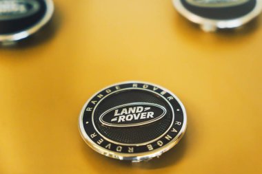 Almaty, Kazakistan - 29 Mayıs 2025: Land Rover Range Rover tekerlek örtüsü sergi odasında. Yeni parçalar                 
