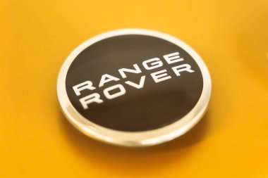 Almaty, Kazakistan - 29 Mayıs 2025: Range Rover tekerlek örtüsü sergi salonunda. Yeni parçalar                           
