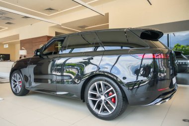 Almaty, Kazakistan - 29 Mayıs 2025: Range Rover Sport sergi salonunda. Birinci sınıf SUV.                               