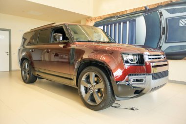 Almaty, Kazakistan - 29 Mayıs 2025: Yeni Land Rover Defender 130 sergi salonunda. Birinci sınıf araba.                           