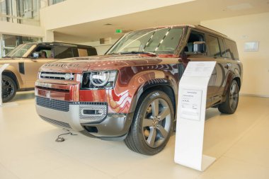 Almaty, Kazakistan - 29 Mayıs 2025: Land Rover Defender 130 araç galeride. Birinci sınıf araba.                            