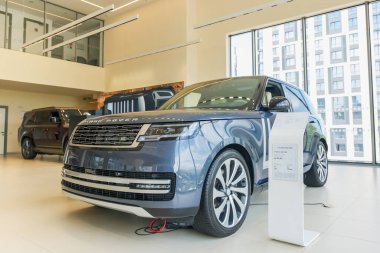 Almaty, Kazakistan - 29 Mayıs 2025: New Range Rover sergi salonunda. Birinci sınıf SUV.                     