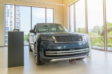 Almaty, Kazakistan - 29 Mayıs 2025: Range Rover sergi salonunda. Birinci sınıf SUV.                          