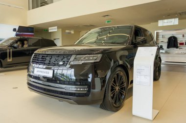 Almaty, Kazakistan - 29 Mayıs 2025: Range Rover 2024 siyah sergi salonunda. Birinci sınıf SUV.                       